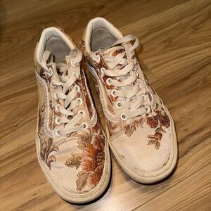 Worn condition but could be cleaned up!!! Vans size 7